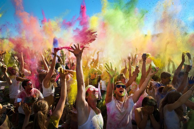 Mag es die Jugend bunt, aber inhaltsleer? Besucher des Holi-Festival of Colours werfen auf der Galopprennbahn in München mit Farbpulver